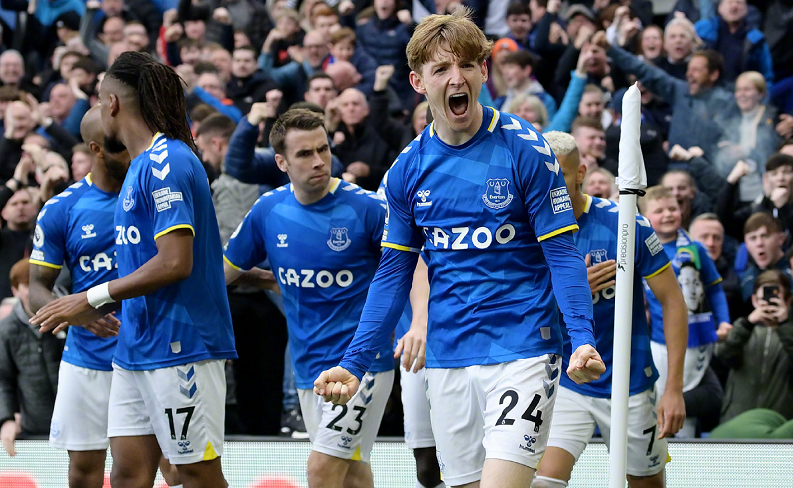 帕斯精彩晃动转身让老大哥劳塔罗滑倒（帕斯炫技转身过人，老大哥劳塔罗被晃倒）