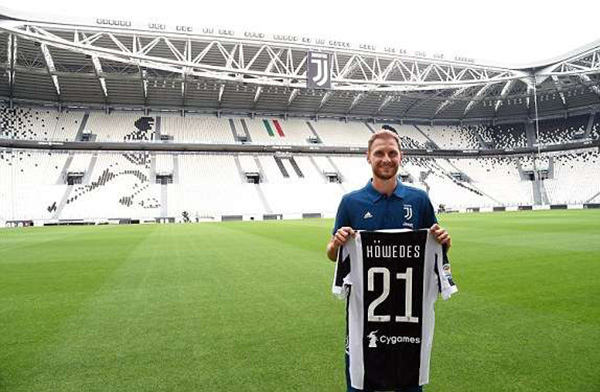 三连败！利物浦1-4埃因霍温，范戴克送点，德里乌赫双响（利物浦三连败：1-4负于埃因霍温，范戴克献点，德里乌赫梅开二度）